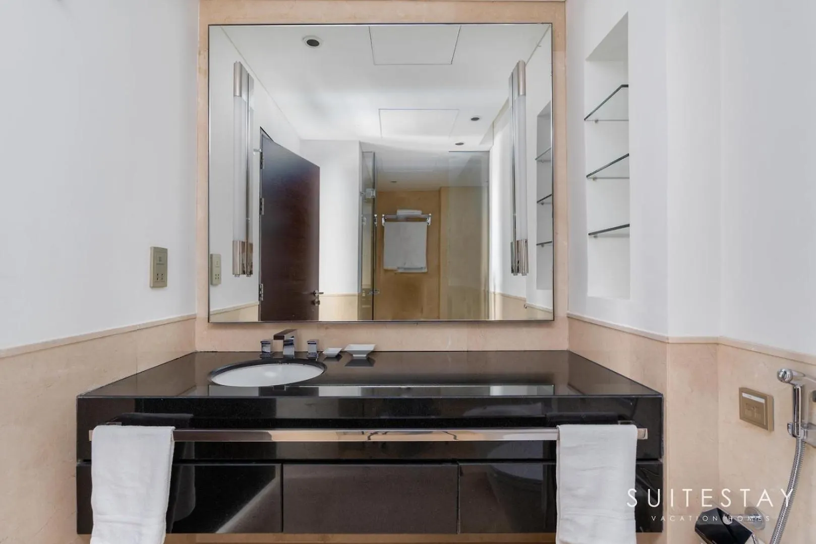 A Chic Apartment In Dubai Marina